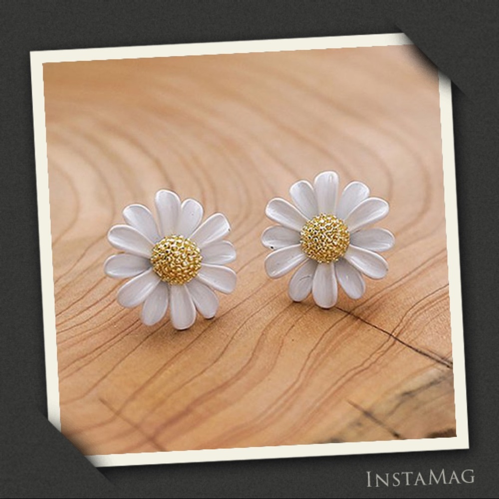 ⭐️HOST PICK⭐️ 18KT GOLD-PLATED Daisy Stud Earrings